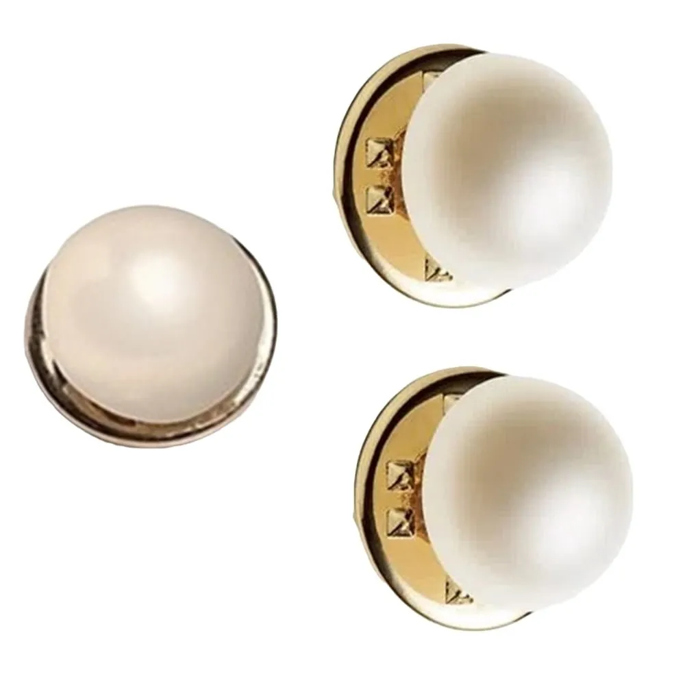 Abotoador Versátil Kit com 3 itens PérolasPreocupada com decotes reveladores? Nossos abotoadores de roupas oferecem uma solução elegante e discreta para ajustar seus decotes com facilidade.Tem receio de que sejam difíceis de usar? Eles são simples de aplic