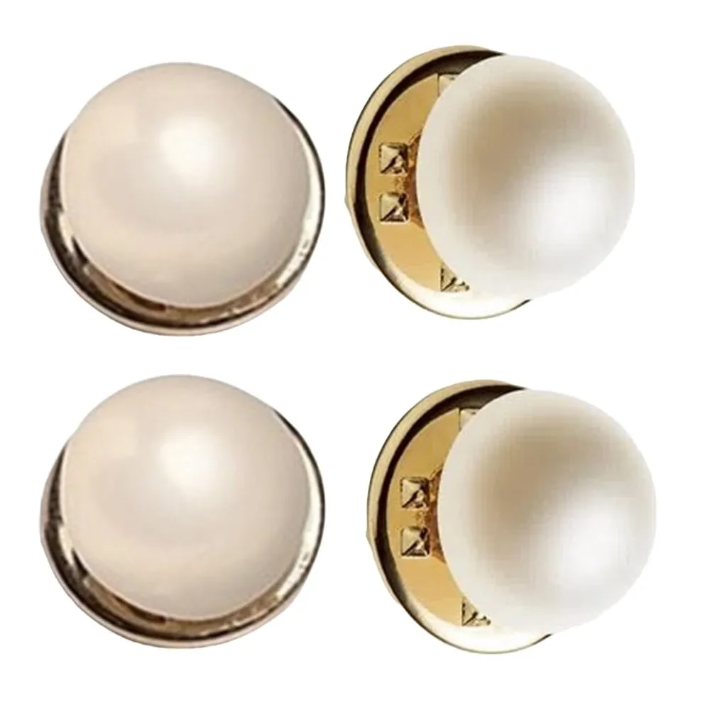 Abotoador Versátil Kit com 4 itens PérolasPreocupada com decotes reveladores? Nossos abotoadores de roupas oferecem uma solução elegante e discreta para ajustar seus decotes com facilidade.Tem receio de que sejam difíceis de usar? Eles são simples de aplic