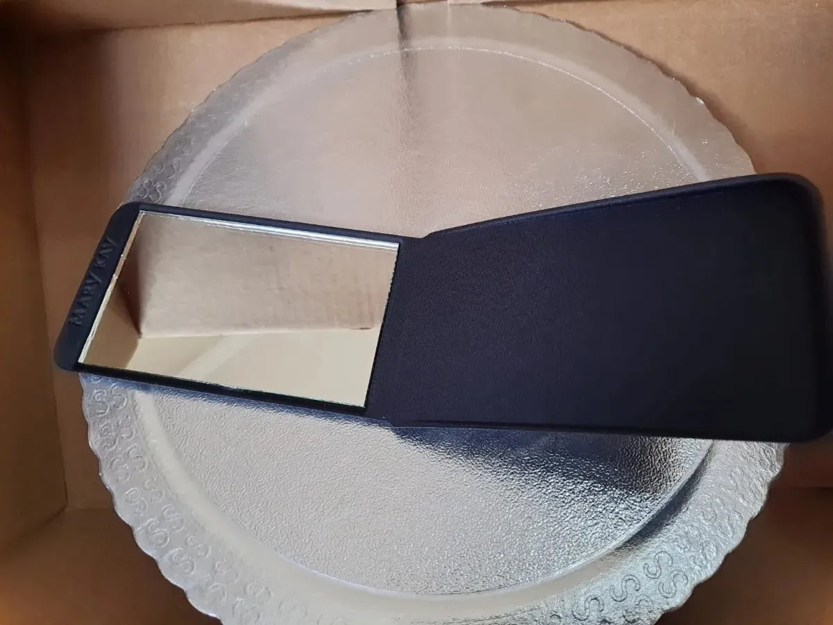 Espelho Para Maquiagem Dobrável Original Mary KayIdeal para carregar na bolsa, pois torna-se um carteira leve e pequena.Fácil montagem para qualquer mesa, balcão, pia e penteadeiras. Todo pretoEspelho mary kay, com regulagem tamanho aproximado: 13x9,5x1 cm