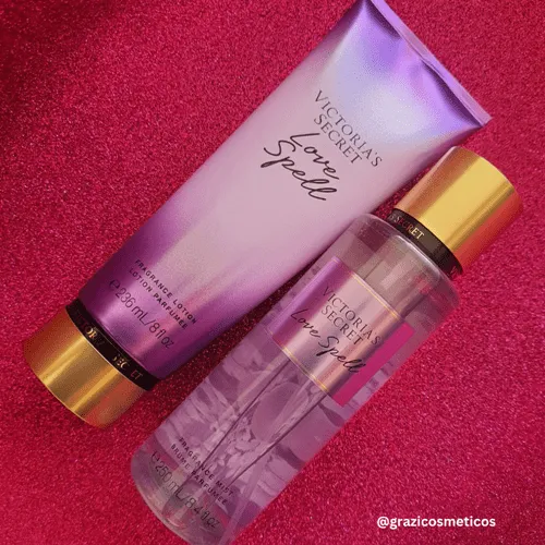 Victoria's Secret Combo Love Spell Body Splash 250ml + Creme Hidratante 236mlExuberante combinação de pêssego, flor de cereja e jasmim branco, perfume vibrante e hipnotizante.Sua fragrância é floral e luxuosa, um verdadeiro convite ao novo, ao sofisticado