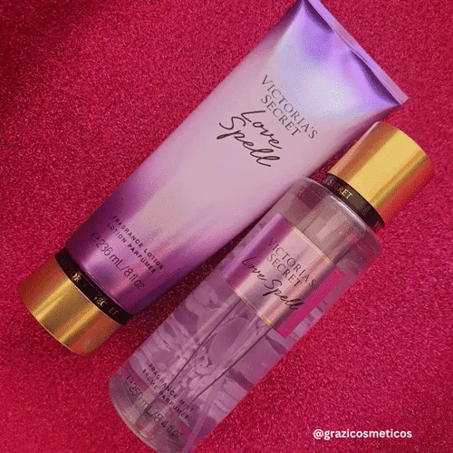 Victoria's Secret Combo Love Spell Body Splash 250ml + Creme Hidratante 236ml Exuberante combinação de pêssego, flor de cereja e jasmim branco, perfume vibrante e hipnotizante.Sua fragrância é floral e luxuosa, um verdadeiro convite ao novo, ao sofisticado
